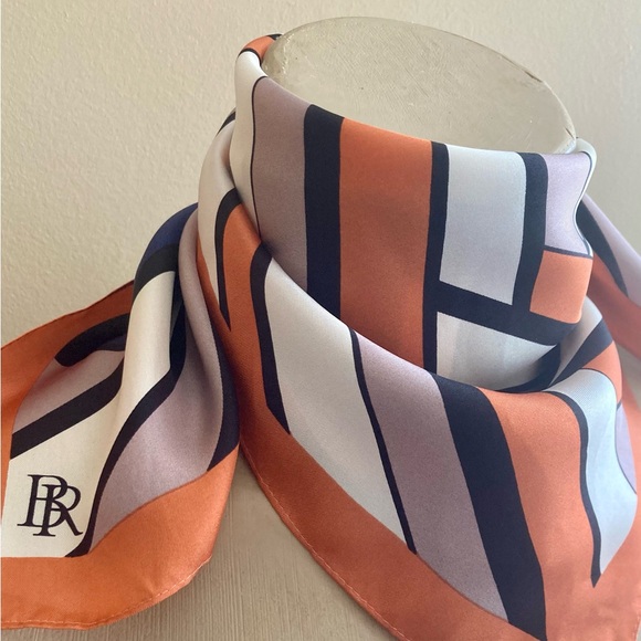Banana Republic vintage silk scarf - Picture 6 of 11
